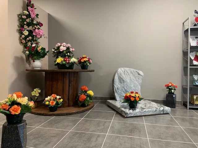 fleurs dans un vase dans un cimetiere