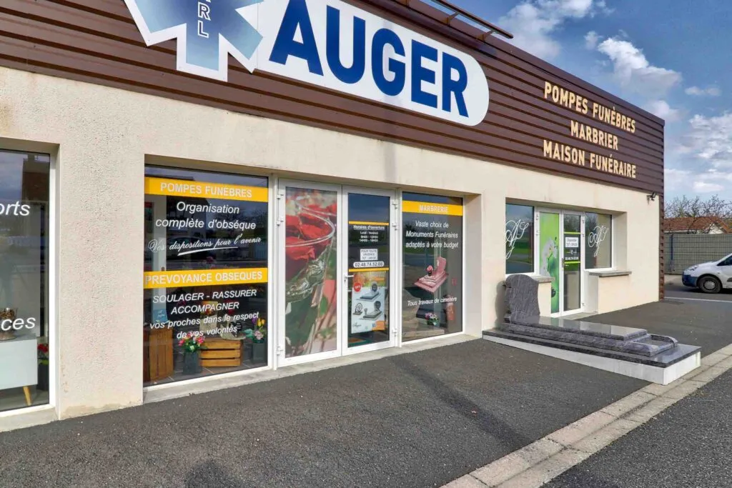 Devanture et vitrine du magasin Pompes Funèbres Auger à Saint-Pierre-le-Moutier