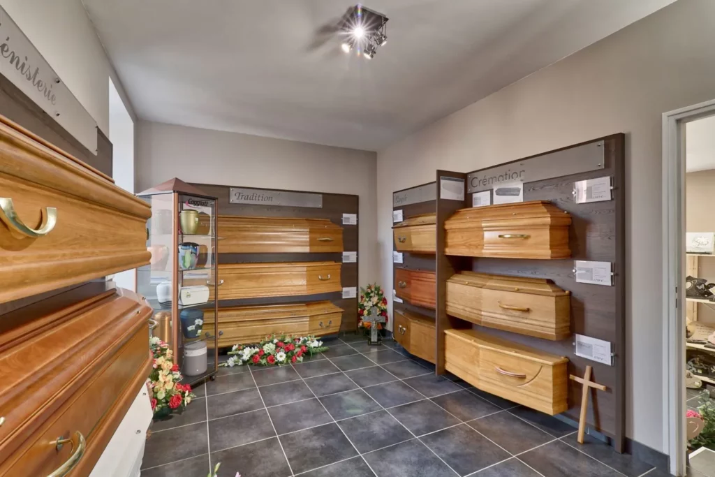 Large choix de cercueils en bois massif et urnes funéraires en magasin